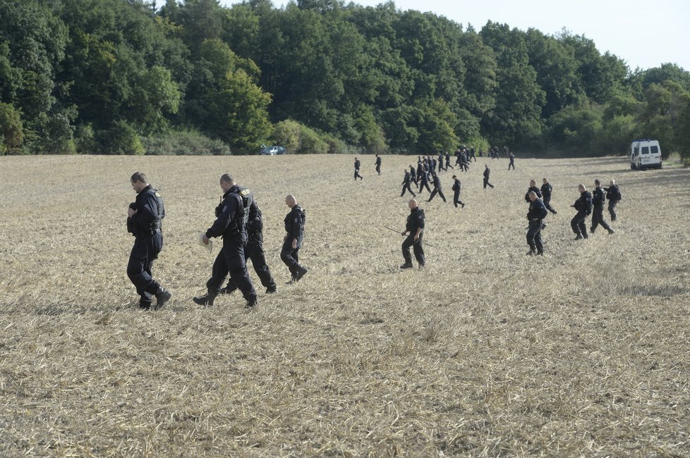 Na místě je desítky, možná stovky policistů