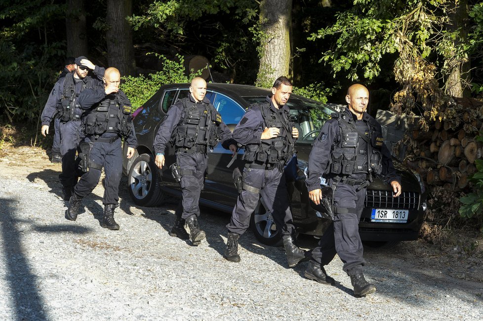 Policie prohledává klánovický les (2014)