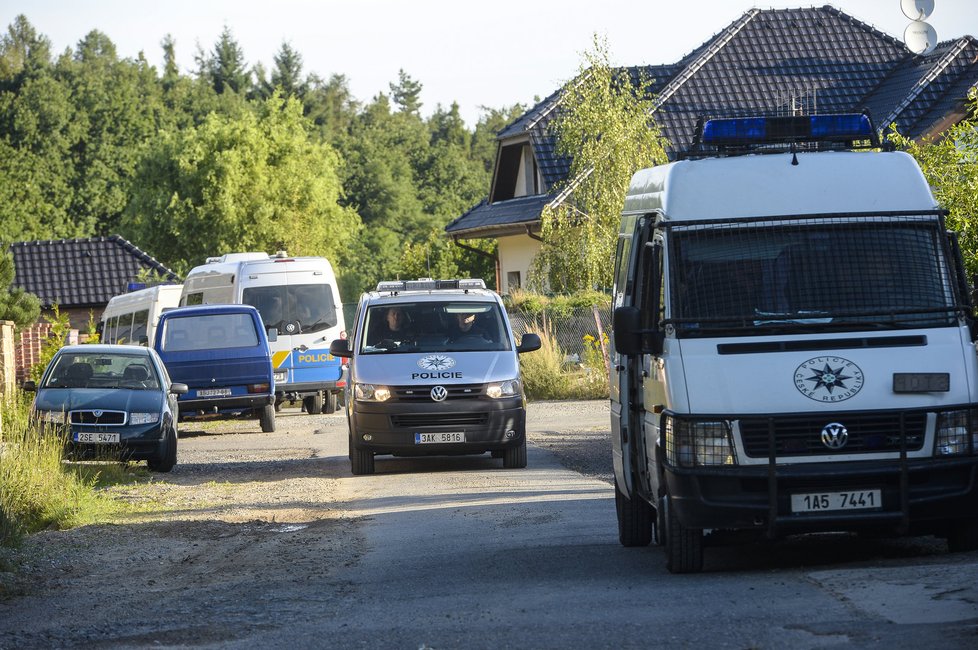 Celé okolí se jen hemží policejními vozy