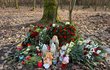 Na místo odporné vraždy, při níž umřel mladý tatínek se svou dvouměsíční dcerou v Klánovickém lese, nosí lidé květiny, svíčky a jiné drobnosti. (27. prosinec 2023)