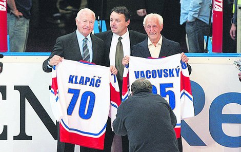 Bývalí hokejisté Klapáč a Vacovský s šéfem českého hokeje Králem.