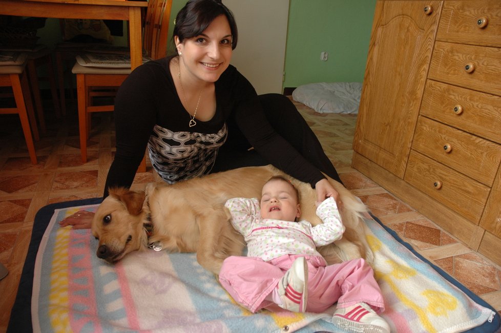 Coby dvouletá holčička s fenkou Lucky (2010)