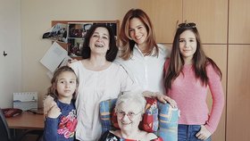 Moderátorka Klára Doležalová s dcerami, matkou a babičkou