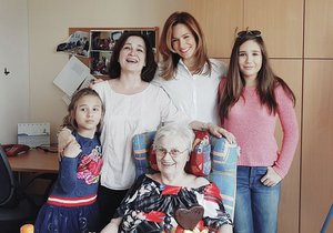 Moderátorka Klára Doležalová s dcerami, matkou a babičkou