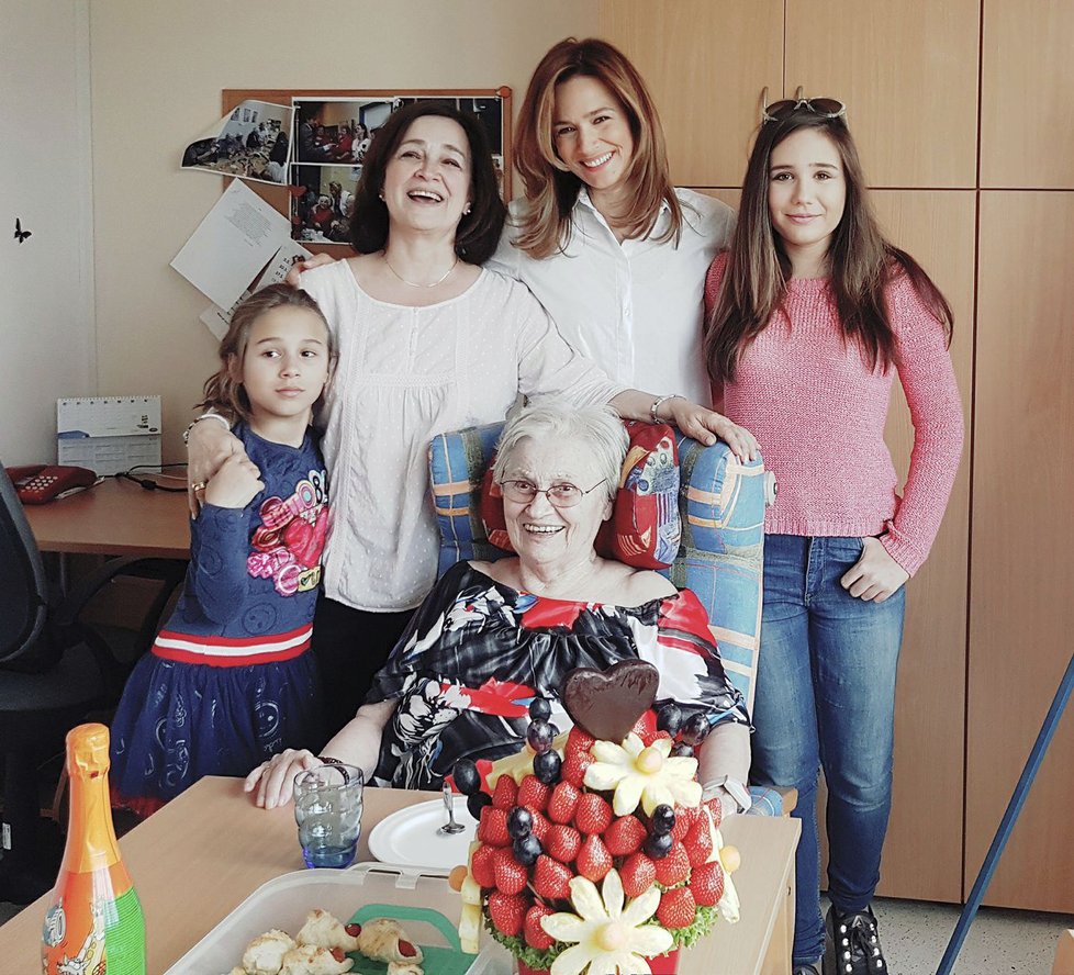 Moderátorka Klára Doležalová s dcerami, matkou a babičkou.