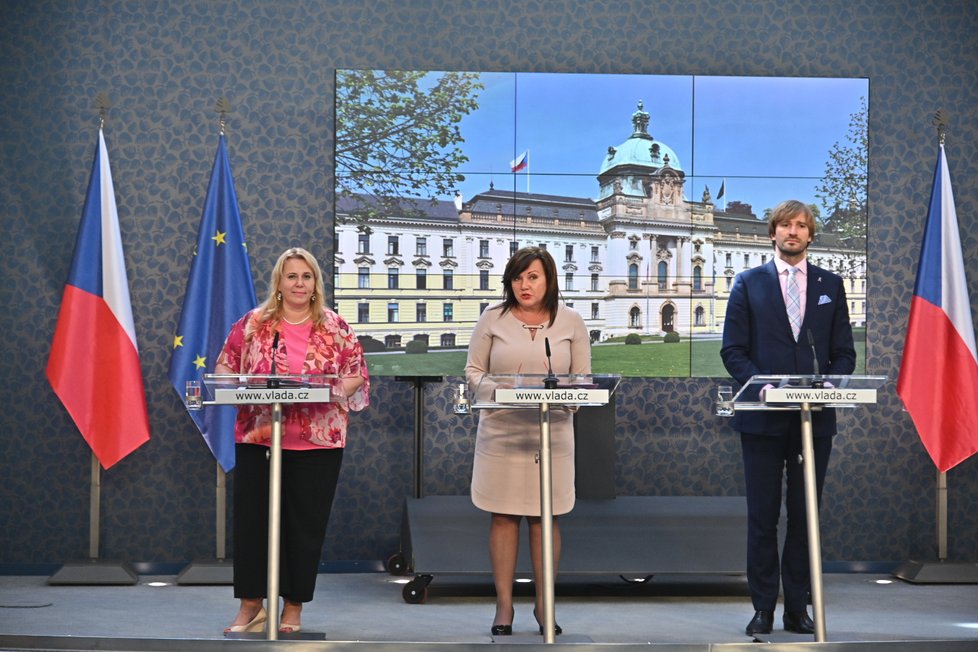 Klára Dostálová, Alena Schillerová a Adam Vojtěch na tiskové konferenci po jednání vlády (10. 6. 2019)