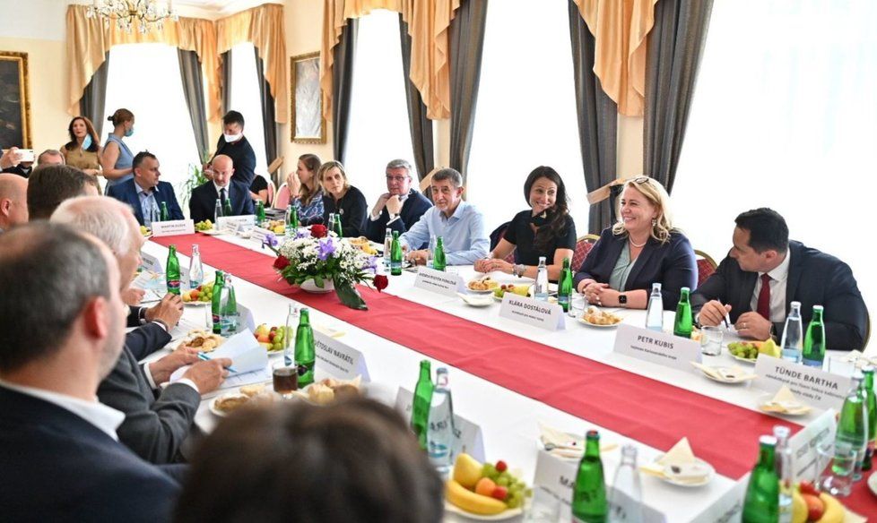 Jednání členů vlády o pomoci lázeňskému sektoru v Karlovarském kraji (26.6.2020)