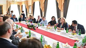 Jednání členů vlády o pomoci lázeňskému sektoru v Karlovarském kraji (26.6.2020)