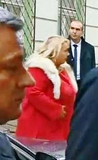 Klára Dostálová při otevírání Českého domu v Bratislavě způsobila svým rudým kabátem s bílou liškou pozdvižení.