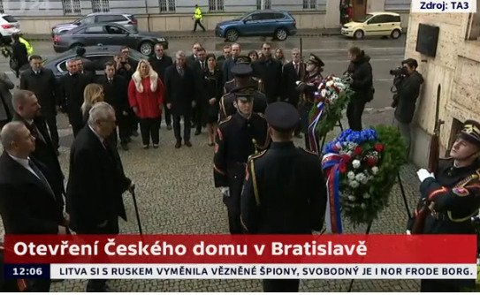 Klára Dostálová při otevírání českého domu v Bratislavě způsobila svým rudým kabátem s bílou liškou pozdvižení.