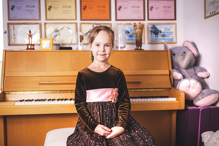 Klára Gibišová: 7 let, Bašť. Hraje na klavír. Má mnoho prvních míst z regionálních a celostátních soutěží.