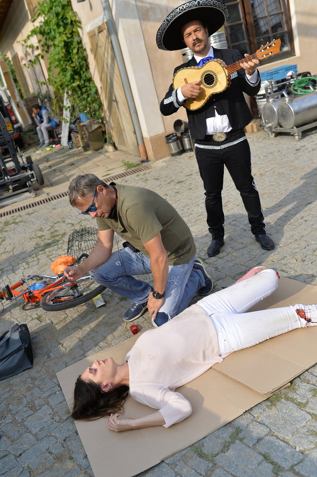 Režisér Filip Renč radí Kláře, jak si zahrát na mrtvou.