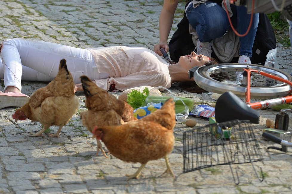 ﷯Na zemi už leží zraněná a zkrvavená Issová.