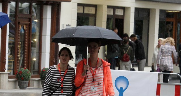 Holkám nevadil ani déšt. Po lázních korzovaly pod jedním deštníkem. (29. 7. 2013)