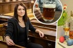 Poslanci chystají přísnější regulace u alkoholu. Vlevo Pirátka Klára Kocmanová