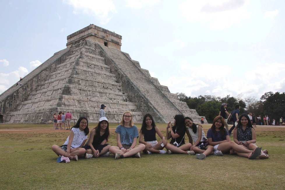 Česká studentka Zuzana (třetí zleva) byla na programu v Mexiku.