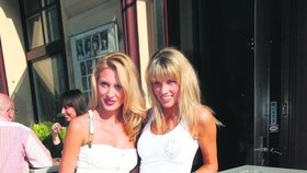 Dvě blondýny na vdávání si vyměňovaly rozumy. Kateřina Průšová (vlevo) se vdává už příští víkend, Klára Medková si prý zatím počká.