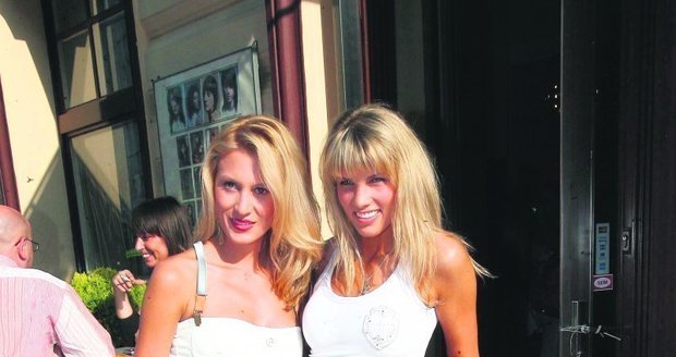 Dvě blondýny na vdávání si vyměňovaly rozumy. Kateřina Průšová (vlevo) se vdává už příští víkend, Klára Medková si prý zatím počká.