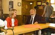 Hana Igonda Ševčíková se svým seriálovým tátou Vlastimilem Peškem. Hana Igonda Ševčíková se svým seriálovým tátou Vlastimilem Peškem.