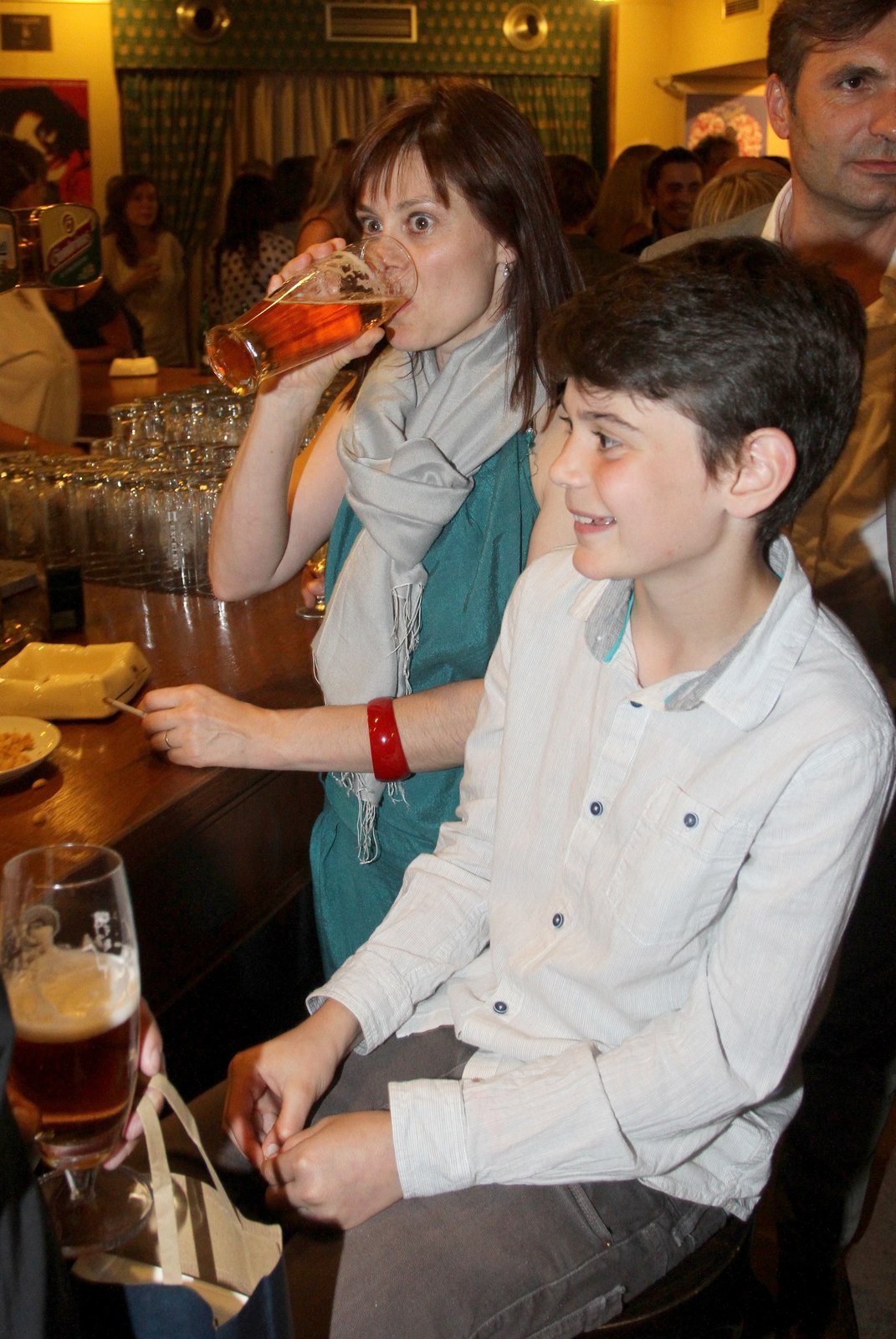 Klára se svým nejstarším synem Františkem (13). Věříme, že pivo před ním postavené bylo tatínka Ivana Trojana.