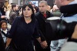 Advokátka Klára Samková si jednoho z obžalovaných přivedla při zahájení soudu za ruku