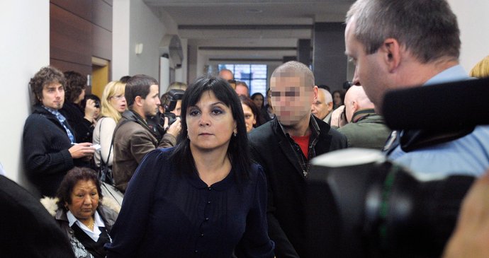 Advokátka Klára Samková si jednoho z obžalovaných přivedla k soudu za ruku