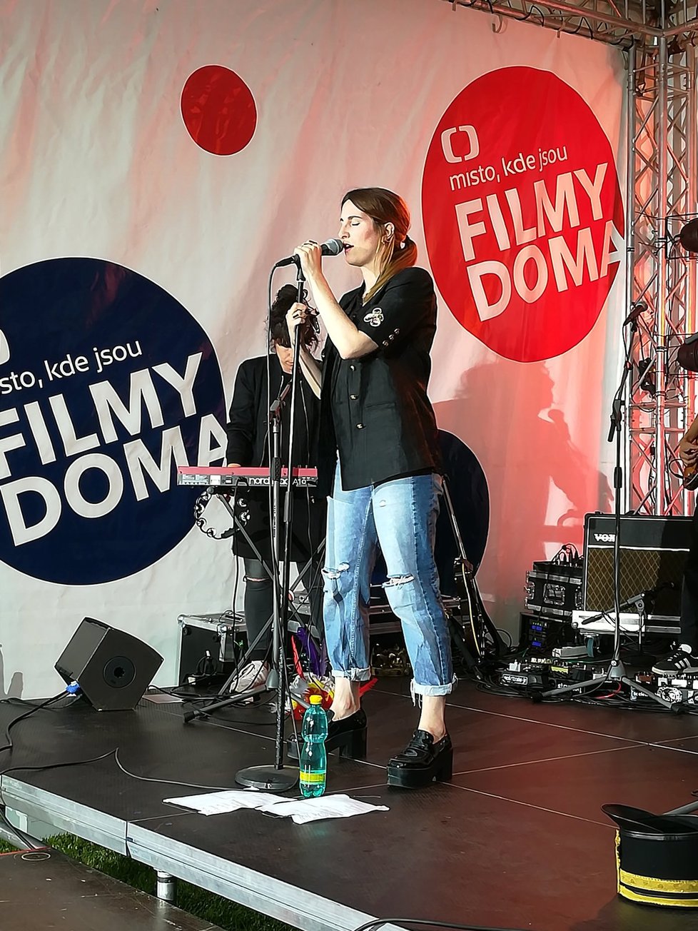 Klára Vytisková na koncertě na festivalu ve Varech.