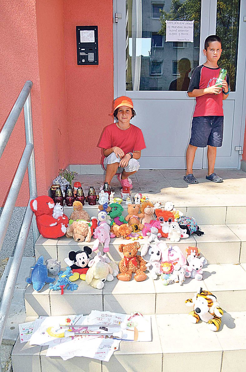 Na schodech do domu, kde Klárka (†8) s rodiči žila, přibývají každým dnem plyšáci, hračky, obrázky a vzkazy