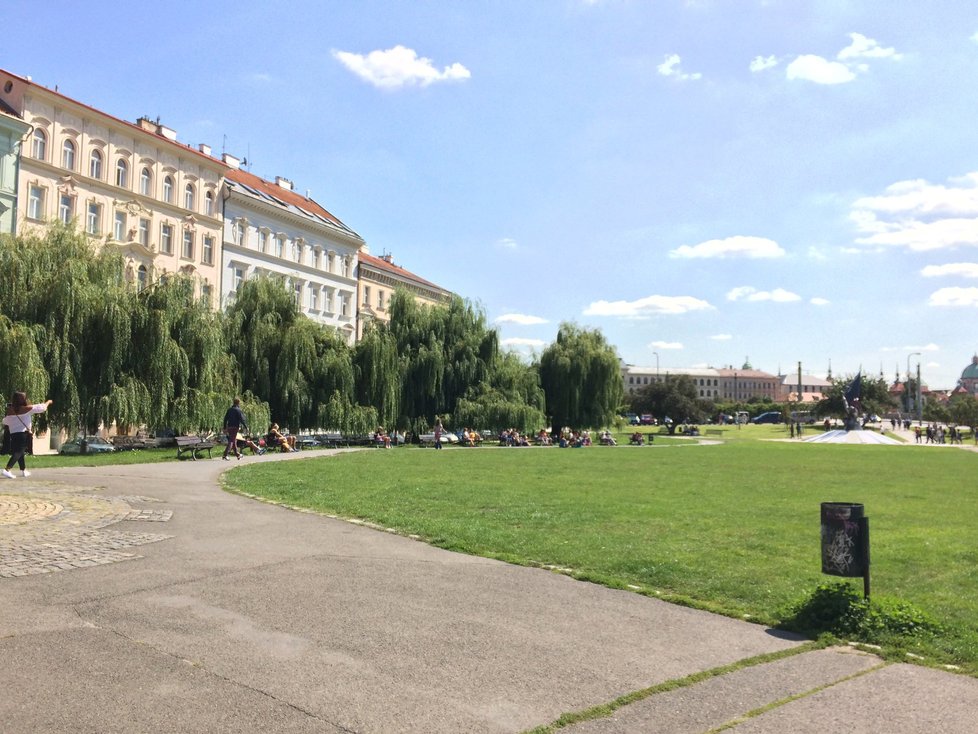 V parku na Klárově chodí bezdomovci k místním vrbám na záchod, obyvatelům to vadí.