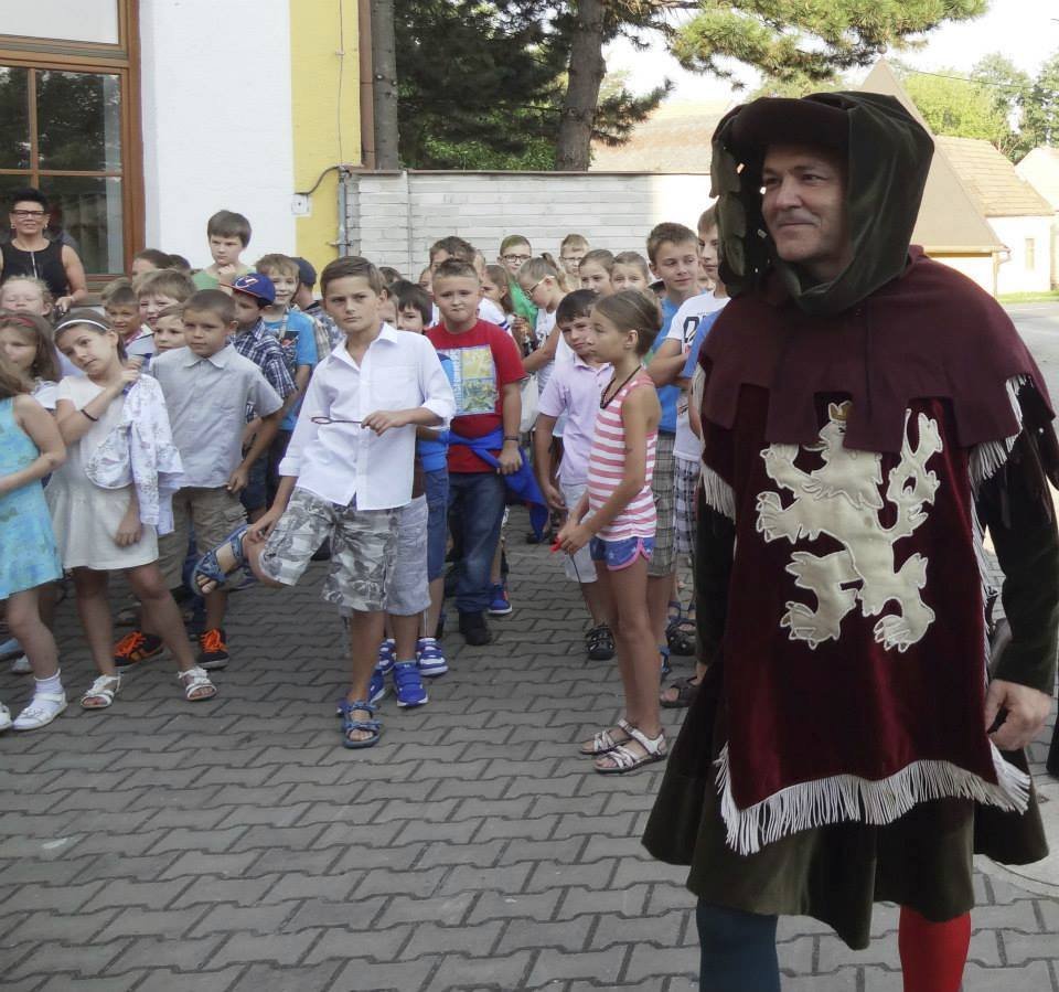 Poslanec Jaroslav Klaška přijel na zahájení školního roku v kostýmu krále.