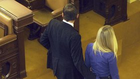 Ministr Bárta si vykračoval Sněmovnou s rukou na zadečku své ženy Kačenky