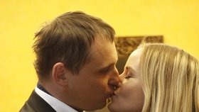 Zamilovaný manželský polibek