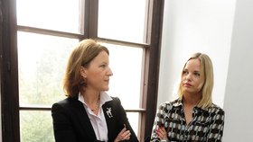 Místopředsedkyně Věcí veřejných Karolína Peake a Kateřina Klasnová u soudu s Vítem Bártou