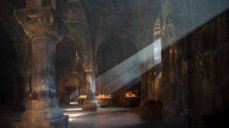 OBRAZEM: Tajemný klášter vytesaný do skály. Prohlédněte si unikátní památku z Arménie