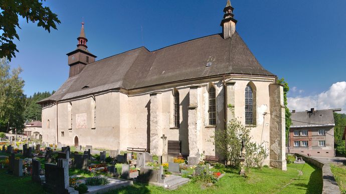 Kostel Nejsvětější Trojice se nachází na konci pastvinské přehrady v Klášterci nad Orlicí