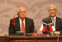 Hit internetu: Václav Klaus si v Chile "vypůjčil" pero