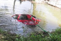 Mladík se za jízdy zapálil? V autě potopeném v potoce na Klatovsku našli ohořelé tělo