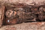 Pohřbené tělo objevené v katakombách.