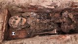 Jedinečný nález v Klatovech: Pod podlahou katakomb ležela 300 let stará mrtvola jezuity 