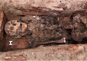 Pohřbené tělo objevené v katakombách.