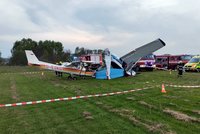 Srážka letadel u Klatov: Čtyři zranění! Se šrámy skončily i děti