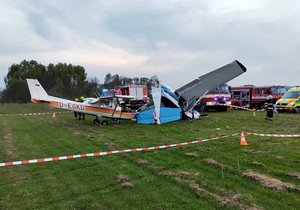 Na letišti u Klatov se v neděli srazila dvě malá letadla. Nehoda byla bez vážných zranění, záchranáři odvezli do nemocnice dva dospělé a dvě děti.