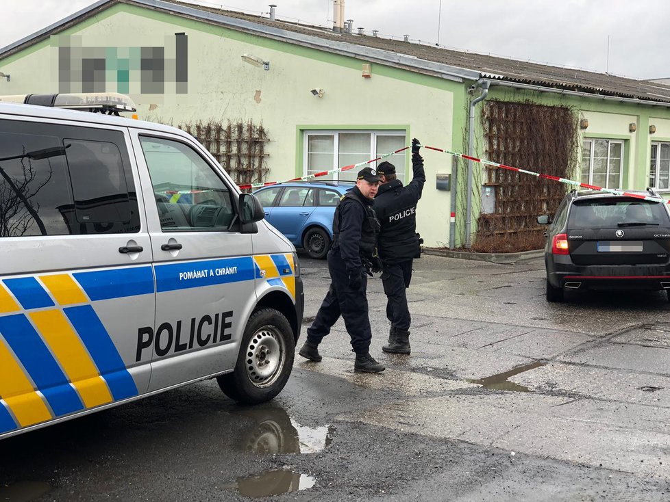 Policie vyšetřuje vraždu, ke které došlo v areálu místní autodopravy. Obětí je šéf firmy, podezřelým, kterého kriminalisté zadrželi, má být zaměstnanec.