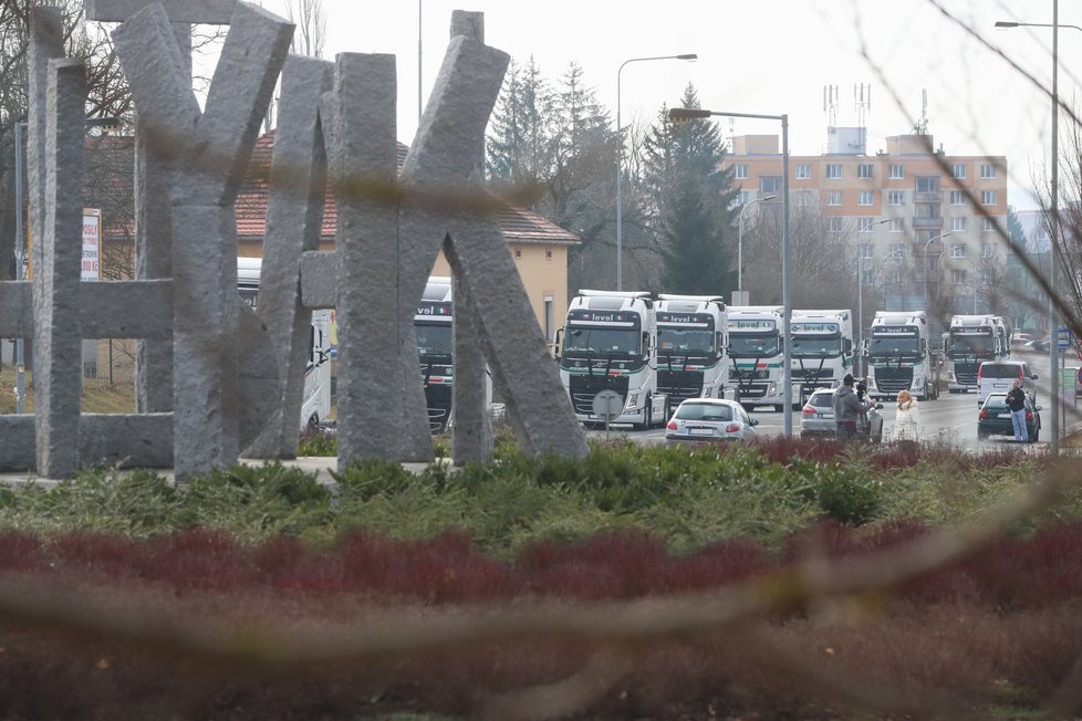 Poslední sbohem ubodanému šéfovi: Klatovští kamioňáci Jirkovi uspořádali spanilou jízdu