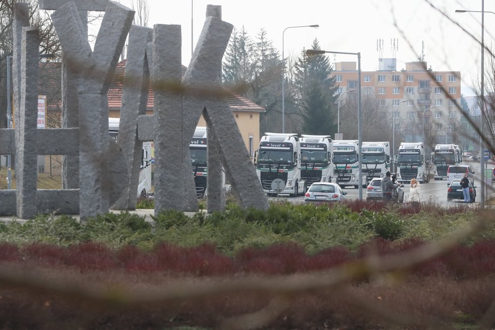 Poslední sbohem ubodanému šéfovi: Klatovští kamioňáci Jirkovi uspořádali spanilou jízdu.