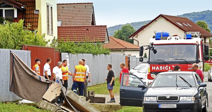 Dívky se pod stříškou snažily schovat před bouří