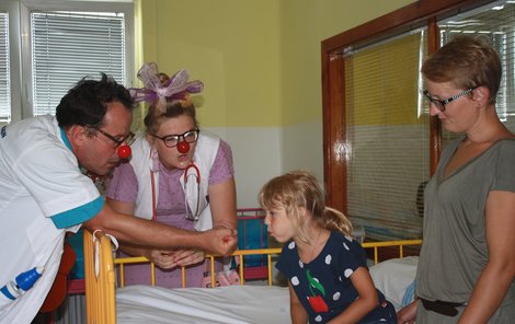 Zdravotní klaun Petr Vrběcký alias doktor Houska a Šárka Rozlivková alias sestra Drobná při návštěvě malých pacientů v hradecké nemocnici.