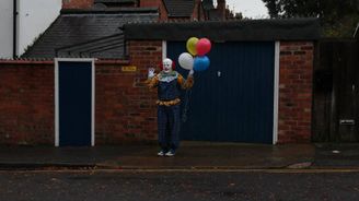 V noci klepe na dveře domů a děsí rodiny: Northampton obchází šílený klaun