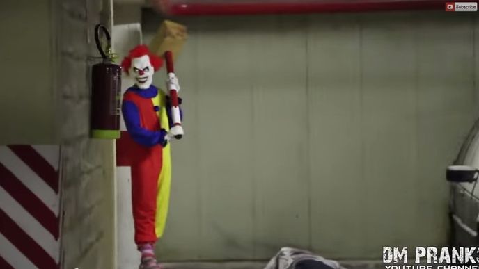 Vraždící klaun děsí kolemjdoucí lidi