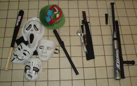 Tyto zbraně a masky policisté dětským klaunům zabavili.